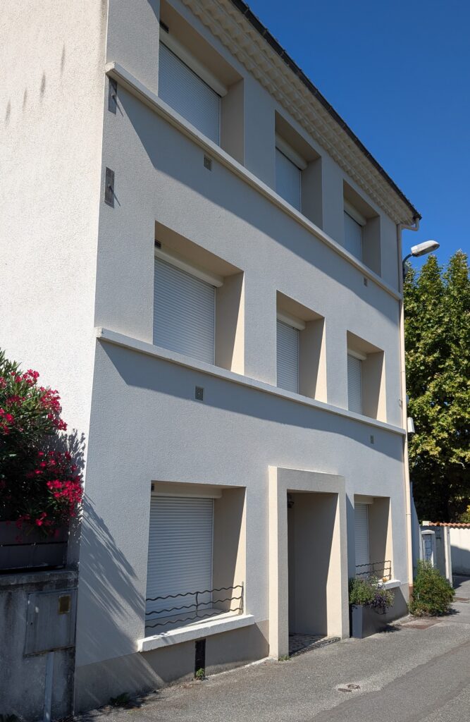 Belle façade avec bacs végétalisation