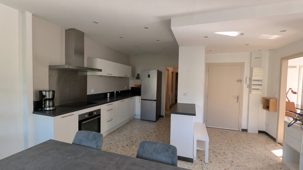 sejour lumineux avec 3 grandes fenetres